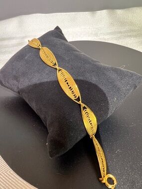 TRIFARI Filigree Oval Link Gold Tone Dainty Vintage Signed Bracelet